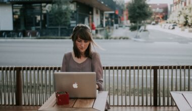 devenir freelance inconvenients femme ordinateur